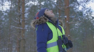 Dürbünle aktif kadın kuş gözlemi