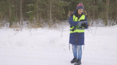 Dişi ormancı kışın ormanı teftiş ediyor.