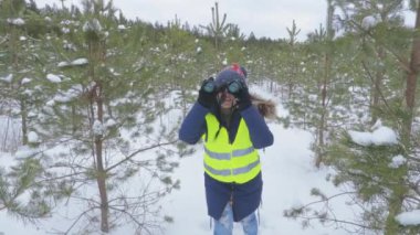 Çam ormanlarında vahşi kuşları izleyen aktif bir kadın.