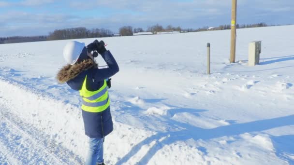 Žena Elektroinženýr Dívá Dalekohledem Vysokonapěťové Vedení — Stock video