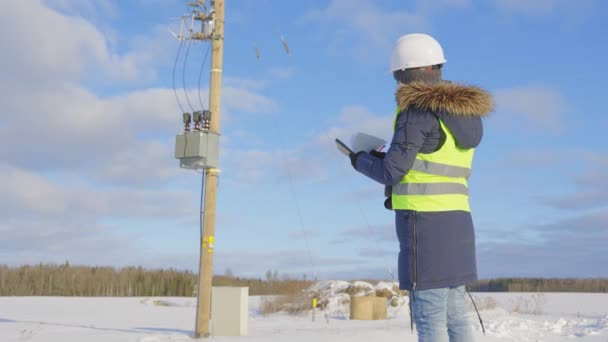 Kobieta Inżynier Elektryk Sprawdzić Linię Wysokiego Napięcia — Wideo stockowe