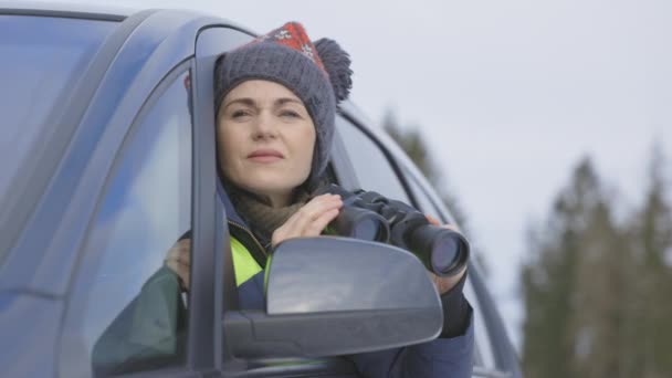 Kvinnan Sitter Bilen Och Tittar Igenom Kikaren — Stockvideo