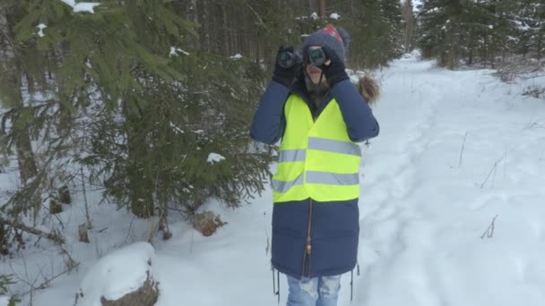 Kvinde Snedækket Skov Gennem Kikkert – Stock-video