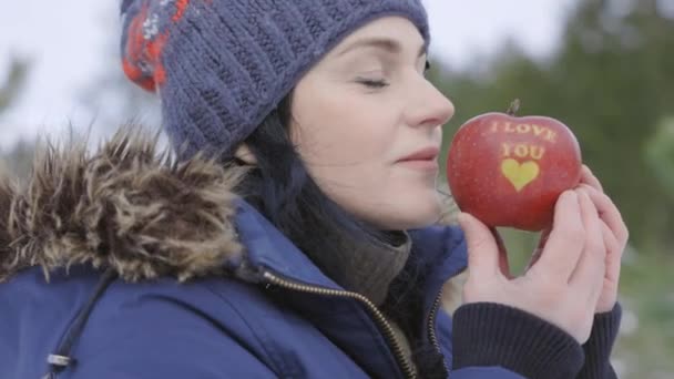 Lycklig Kvinna Håller Rött Äpple Med Jag Älskar Dig Koncept — Stockvideo
