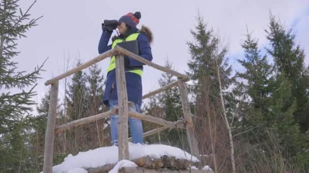 Kvinna Torn Skogen Med Kikare Och Skrivmaskin — Stockvideo