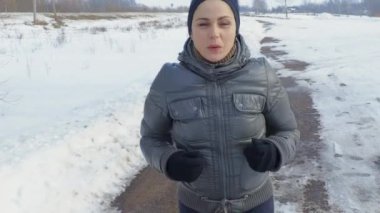 Sporcu kadın koşmadan önce ısınıyor.