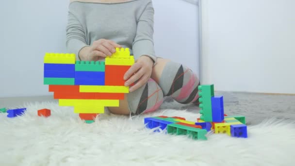 Mujer Terminar Construir Corazón Bloques Juguete Colores — Vídeo de stock