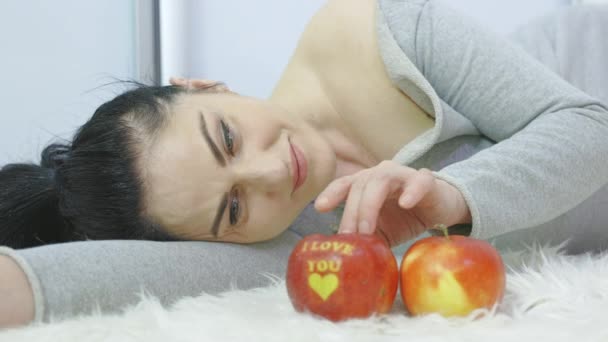 Szczęśliwa Kobieta Leżąca Dywanie Pobliżu Czerwonych Jabłek Love You Concept — Wideo stockowe