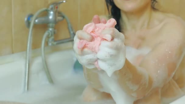 Donna Spugna Bagno Spremitura Con Schiuma — Video Stock