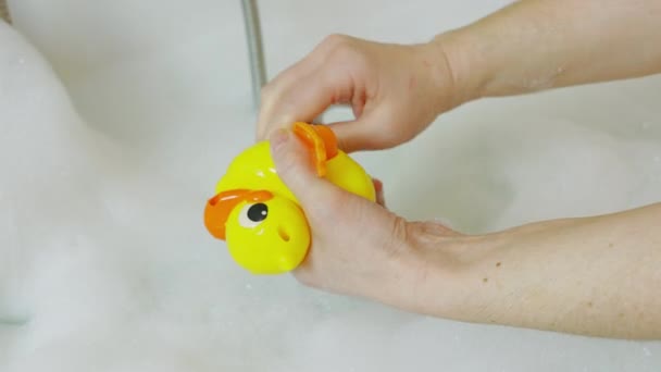Mujer Preparando Pato Plástico Para Baño — Vídeo de stock