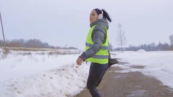 Feminino Corredor Alongamento Pernas Frio Inverno Manhã — Vídeo de Stock