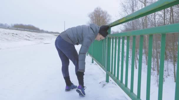 Joggerin Winter Mit Wadenmuskelverletzung Auf Brücke — Stockvideo