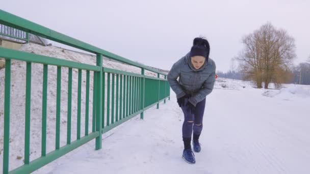 Kvinna Löpare Vidrör Benet Muskelvärk Vintern — Stockvideo