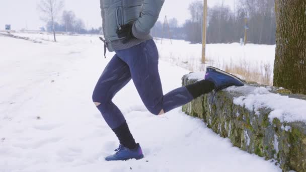 Atleta Mujer Haciendo Una Pierna Sienta Invierno — Vídeos de Stock