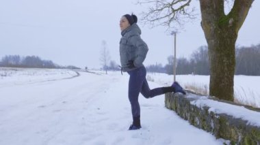 Spor salonundaki kadın dışarıda bacaklar için egzersiz yapıyor.