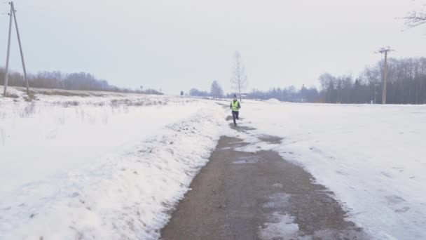 寒冷的冬日早晨疲惫的女人慢跑 — 图库视频影像