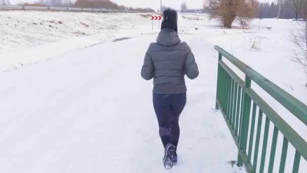 Szczęśliwa Kobieta Jogging Rzucanie Śnieżkami — Wideo stockowe