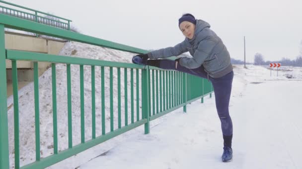 Mujer Fitness Haciendo Estiramientos Isquiotibiales Para Músculos Apretados Más Flexibilidad — Vídeo de stock