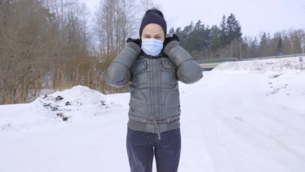 Женщина Маске Начинает Бегать Холодный Зимний День — стоковое видео