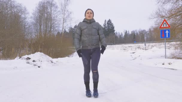 在冬季跑步前做伸展运动的女人 — 图库视频影像