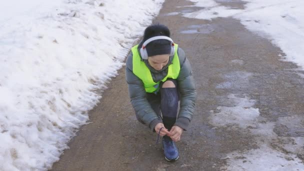 Kobieta Jogger Koronki Górę Jej Trampki — Wideo stockowe