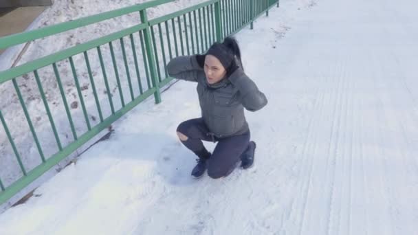 Kobieta Wzmacnia Nogi Bieganiu — Wideo stockowe