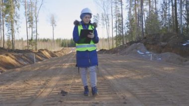 Yol inşaatı alanında proje planlı kadın mühendis