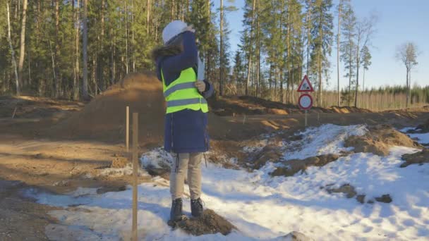 Жінка Інженер Будівельник Починає Обстеження Дорожнього Будівництва — стокове відео