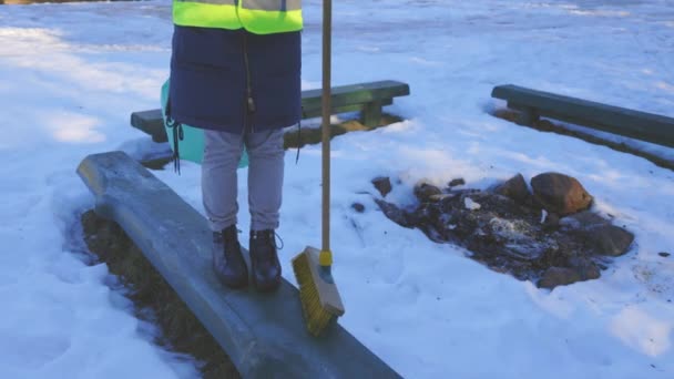 Mulher Após Área Limpeza Coleta Lixo Após Caminhantes Camping — Vídeo de Stock