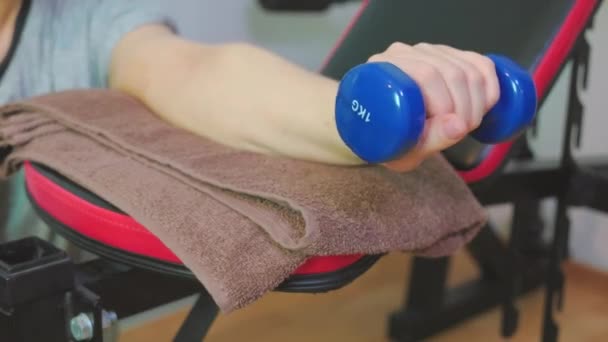 Mujer Banco Fitness Haciendo Ejercicio Para Antebrazo — Vídeo de stock