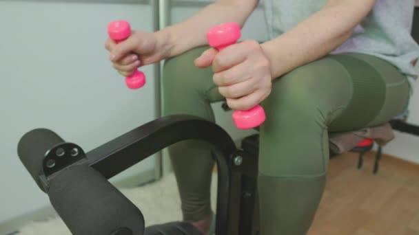 Kobieta Trenuje Ramiona Ławce Fitness — Wideo stockowe