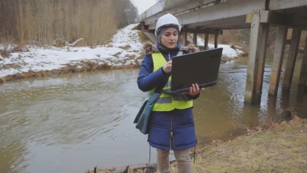 Bauinspektor Mit Laptop Unter Brücke Flussnähe — Stockvideo