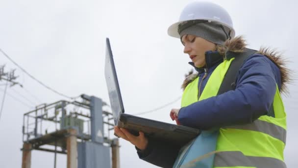 Kobieta Elektryk Pomocą Laptopa Zbliżenie — Wideo stockowe