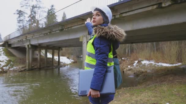 Инспектор Строительству Рассказывает Реконструкции Моста — стоковое видео