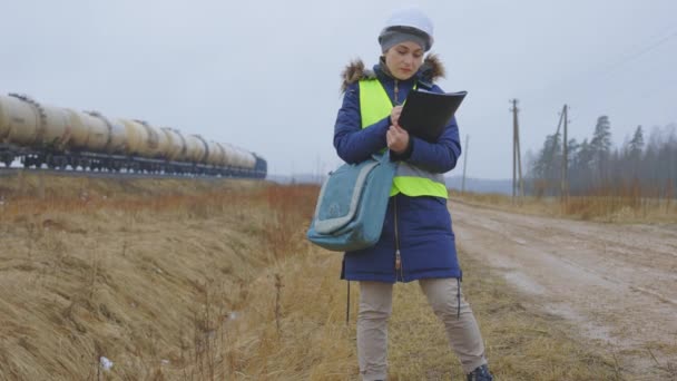 Pracownik Kolei Pisanie Pobliżu Kolei Wagonów Kolejowych Deszczowe Dni — Wideo stockowe