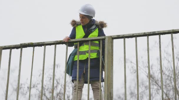 Ispettore Donna Sul Ponte Con Computer Portatile — Video Stock