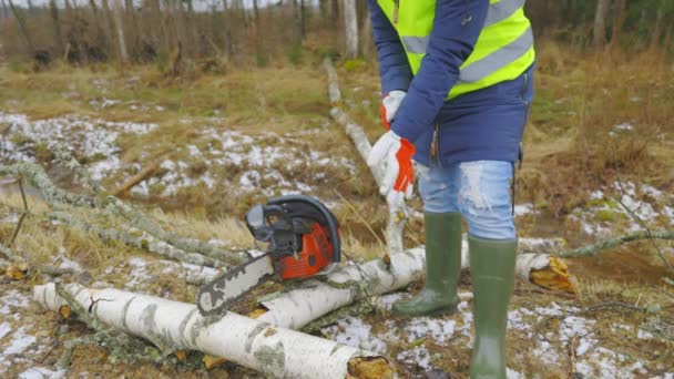 Frau Fixiert Handschuhe Vor Der Arbeit — Stockvideo