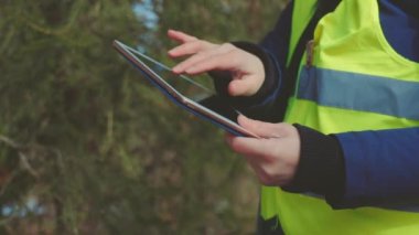 Spruce arka planında dijital tablet kullanan mühendis kadın