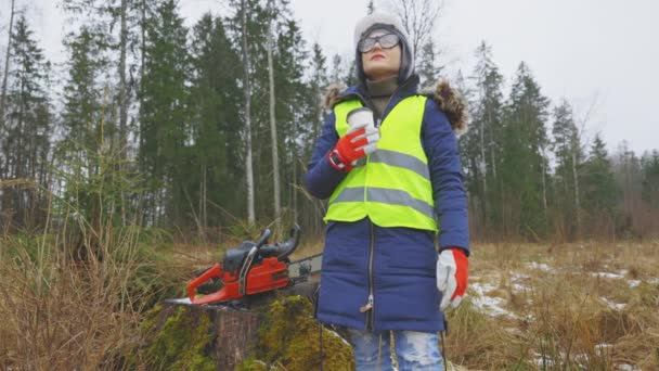 Kvinnlig Arbetare Med Kopp Bort Kaffe Skogen — Stockvideo