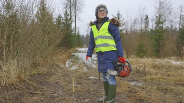 Vrouwelijke Werknemer Met Kettingzaag Bosweg — Stockvideo