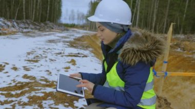 Yol inşaatında dijital tabletli mimar
