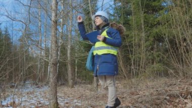  Büyüyen ağacın resimlerini çeken bir kadın