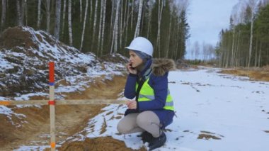 Kadın mimar yeni yol şantiyesini kontrol ediyor