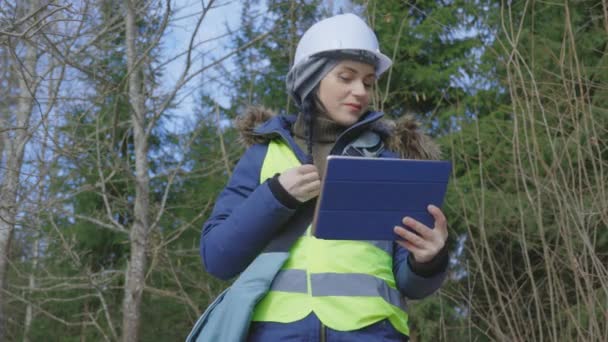 Szczęśliwy Inżynier Twardym Kapeluszu Robi Selfie Lesie — Wideo stockowe
