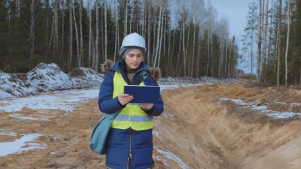 Ingeniero Trabajando Una Obra Construcción Carreteras — Vídeos de Stock