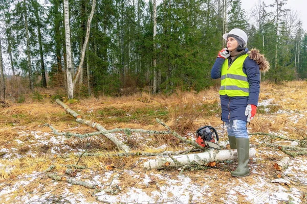 Woman Forest Worker Using Phone Chainsaw — Stock Photo, Image