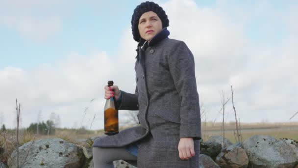 Pijana Kobieta Butelką Alkoholu Świeżym Powietrzu Sama — Wideo stockowe