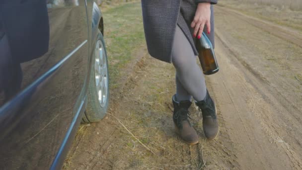 Μεθυσμένη Γυναίκα Μπουκάλι Αλκοόλ Κοντά Στο Αυτοκίνητο Στο Αγροτικό Δρόμο — Αρχείο Βίντεο