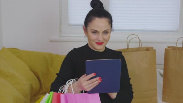 Mulher Feliz Segurando Sacos Compras Usando Tablet Casa — Vídeo de Stock