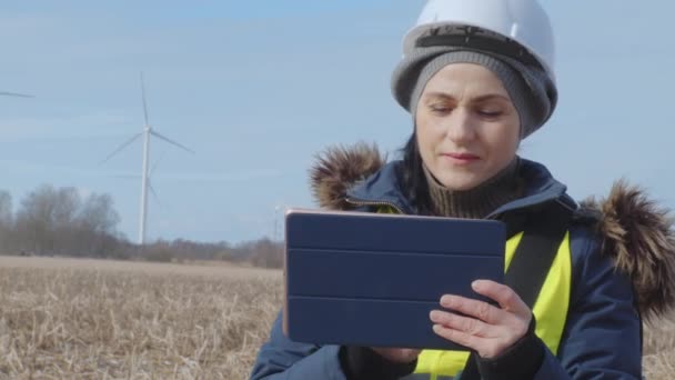 Mulher Usando Tablet Campo Turbina Eólica Conceito Energia Renovável — Vídeo de Stock